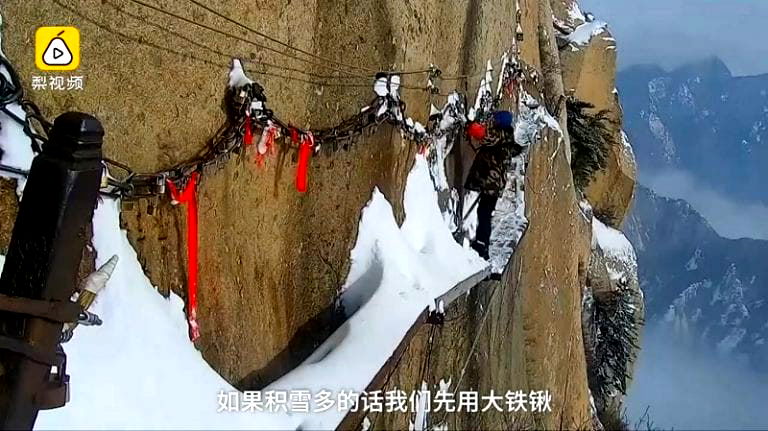 Badass Workers Clean Snow Off Cliff at the ‘World’s Most Dangerous Hike’ in China