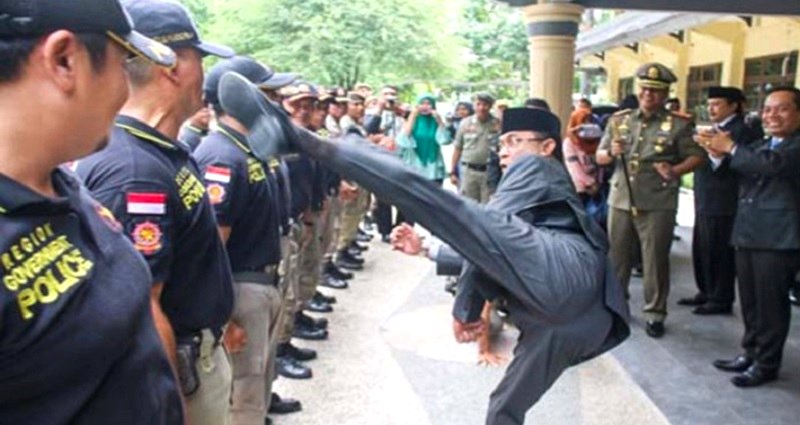 local officers kicked in the chest by indonesian mayor