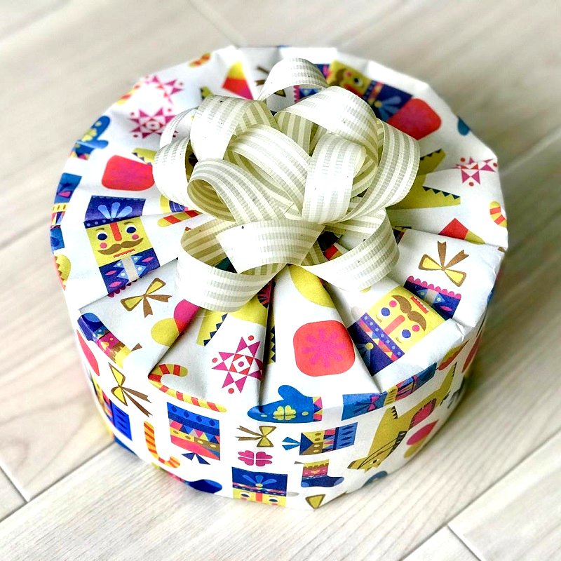 Shiho Style and Design - I think Japanese Yuzen paper is one of the most  beautiful papers for gift wrapping. A simple pleats design becomes so  elegant and special using the Yuzen