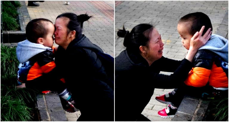 Single Mom in China Sobs in Front of Hospital Because She Can’t Afford Her Child’s Treatment