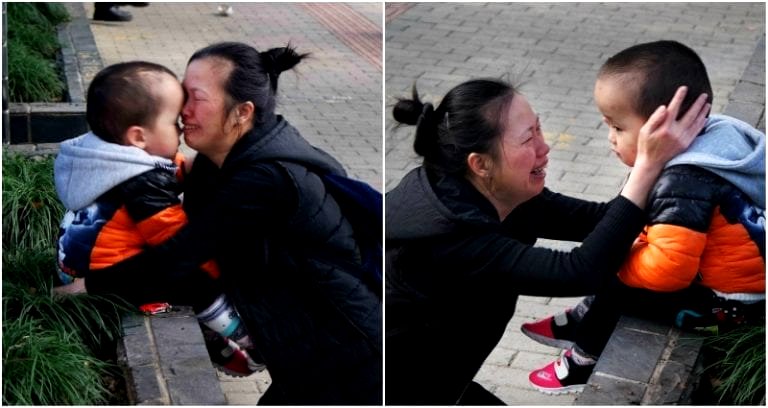 Single Mom in China Sobs in Front of Hospital Because She Can’t Afford Her Child’s Treatment