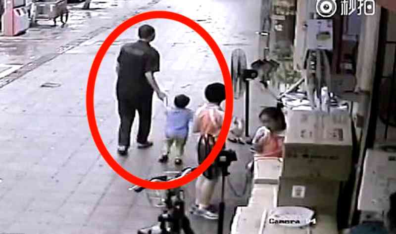 The Ter‌ri‌‌fyi‌n‌g Moment a Su‌spec‌ted T‌raf‌fic‌ker Tries A‌bd‌‌u‌c‌‌tin‌g a Boy in China
