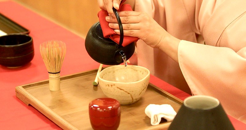 Japanese Woman Blasts Male Coworker for Sexist Office Tradition of Serving Men Tea