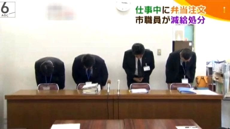 Japanese Company Apologizes on TV After Elderly Worker Leaves Desk For 3 Minutes to Buy Food