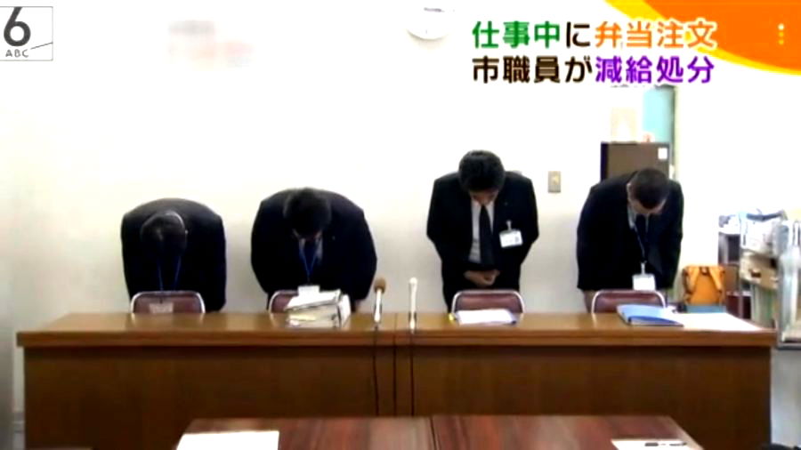 Japanese Company Apologizes on TV After Elderly Worker Leaves Desk For 3 Minutes to Buy Food