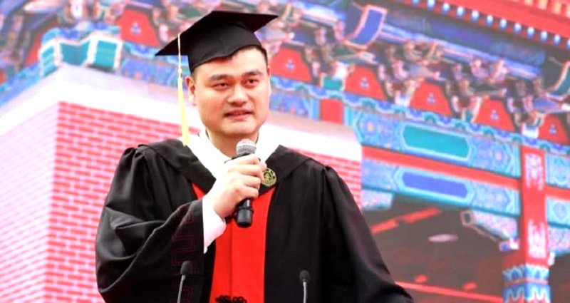 NBA Legend Yao Ming Keeps Promise to Parents, Finally Graduates From College