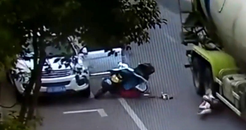 Helmet Saves Young Woman’s Life After Truck Runs Over Her Head in China