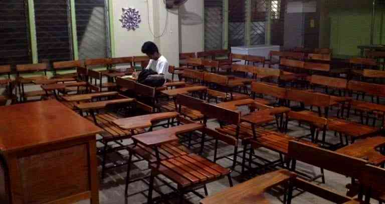 Filipino Student Does Homework at School Because There’s No Electricity at Home
