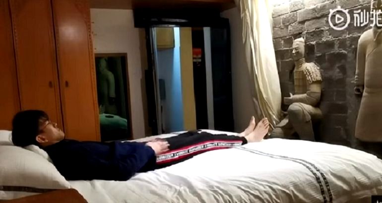 Chinese Vlogger Get Creeped Out Staying in Terracotta Warrior-Themed Hotel
