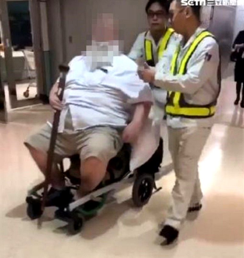 The obese American man who harassed and traumatized Eva Air flight attendants by ordering them to wipe his anus after defecation has, despite being banned, successfully booked more flights with the same airline.