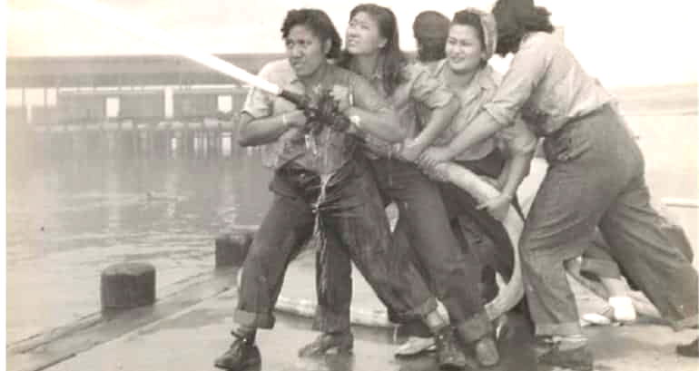 The Truth Behind the ‘Iconic’ Image of Female Firefighters in Pearl Harbor