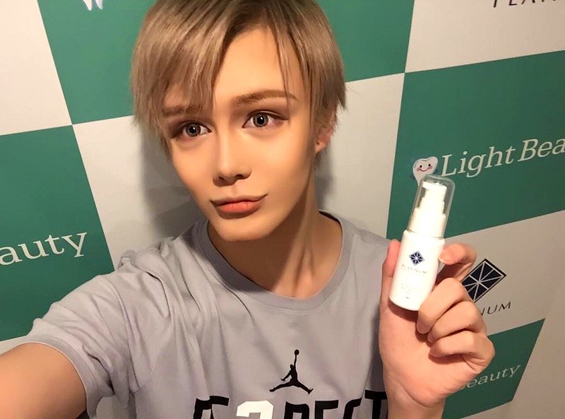 Masashi Kuwata, the son of former Japanese professional baseball player Masumi Kuwata, is gaining attention online for his transformation from being a young Japanese man to a living doll.