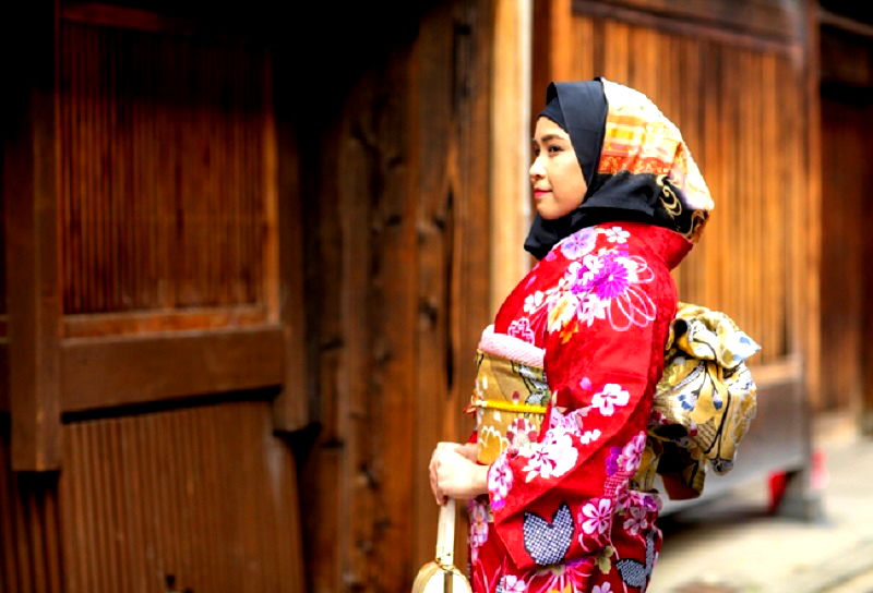 Yumeyakata, a Japanese kimono rental store that caters to foreigners, is now offering wagara hijabs for Muslim women.