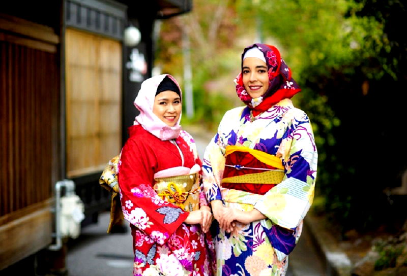 Yumeyakata, a Japanese kimono rental store that caters to foreigners, is now offering wagara hijabs for Muslim women.