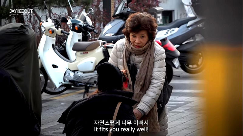 A foreign woman took to the streets of Itaewon in Seoul, South Korea to casually chat with random strangers, stunning them with her perfect grasp of the Korean language.