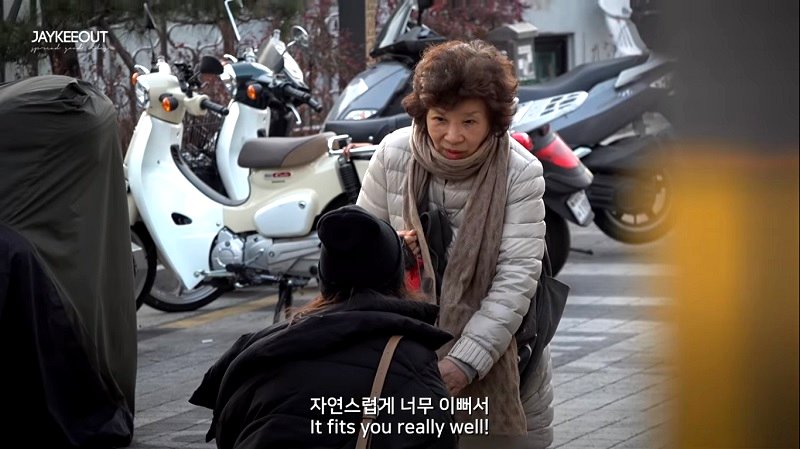 A foreign woman took to the streets of Itaewon in Seoul, South Korea to casually chat with random strangers, stunning them with her perfect grasp of the Korean language.