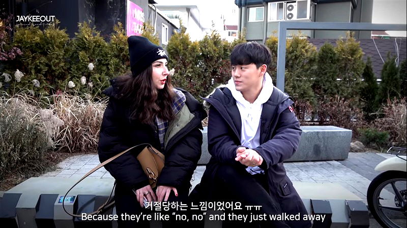 A foreign woman took to the streets of Itaewon in Seoul, South Korea to casually chat with random strangers, stunning them with her perfect grasp of the Korean language.