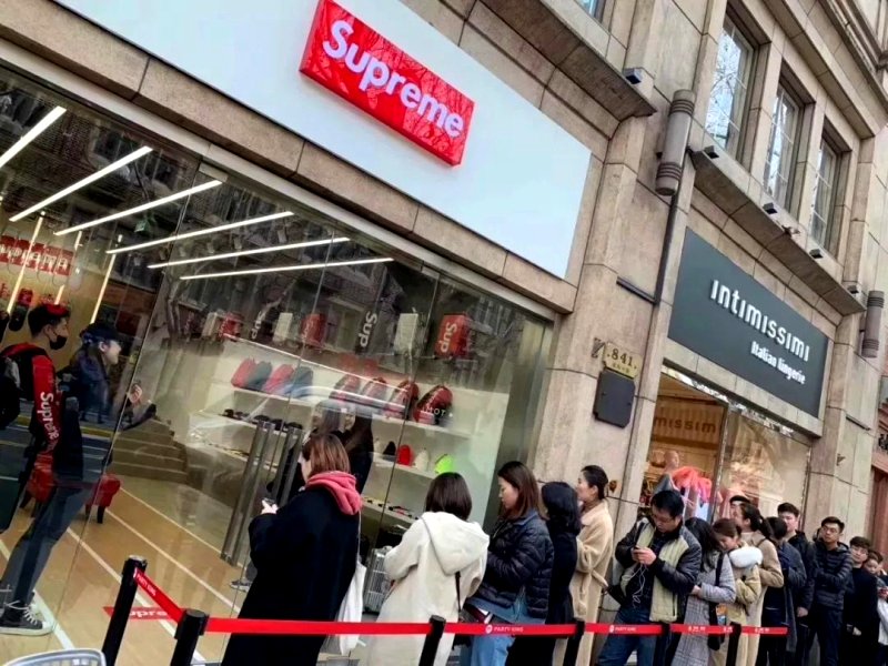 People All Over the World Are Searching to Shop Fake Supreme Online -  Fashionista
