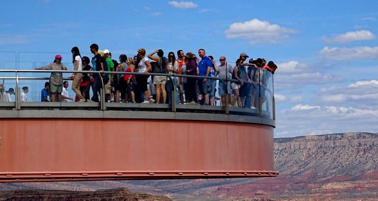 Hong Kong Tourist Falls to His Death in Grand Canyon While Taking Photos