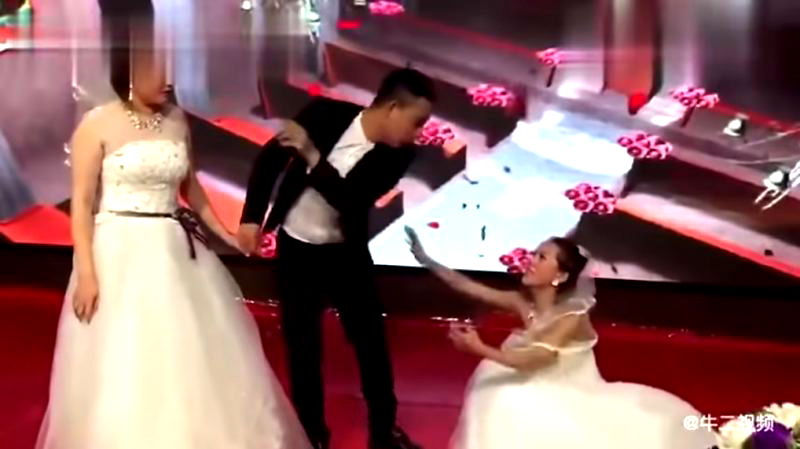 Grooms Ex Girlfriend Crashes His Wedding Dressed In A Bridal Gown 7649