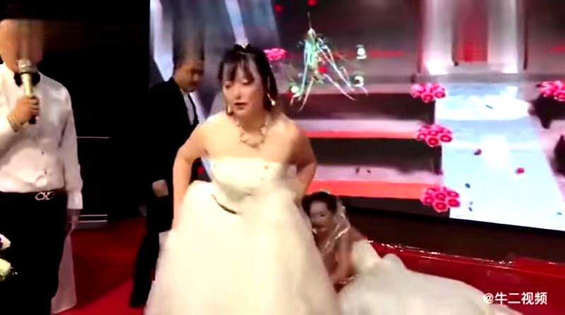 Grooms Ex Girlfriend Crashes His Wedding Dressed In A Bridal Gown