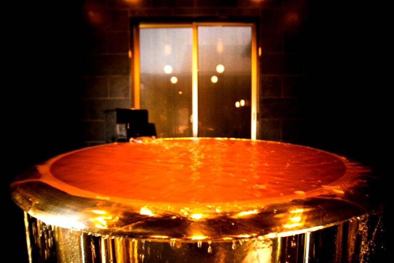 A golden bath tub in southern Japan has been recognized as the world’s heaviest tub by the Guinness World Records.