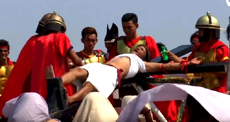 Filipino Catholic Man Has Been Crucified Every Year for 33 Years on Good Friday