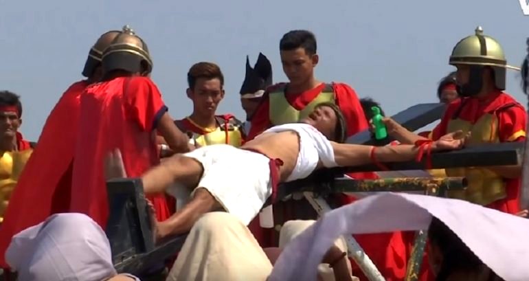 Filipino Catholic Man Has Been Crucified Every Year for 33 Years on Good Friday