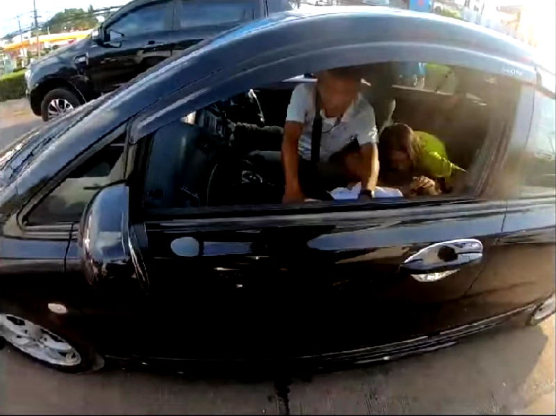 A Thai biker is being applauded online for his heroic deed when he helped an anguished father save his daughter after she suffered an epileptic seizure inside their car in a traffic jam.