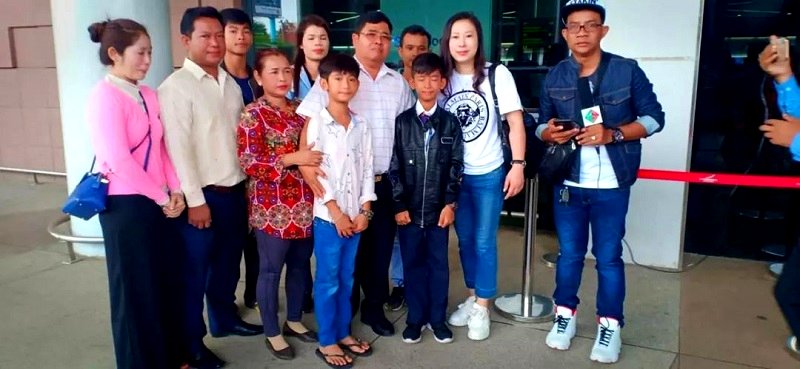 The 14-year-old super talented, multilingual Khmer street vendor, Thuch Salik, who can speak 15 languages, is now one step closer to his dream of studying in China and soaking in the Chinese culture thanks to a very generous Cambodian businessman.