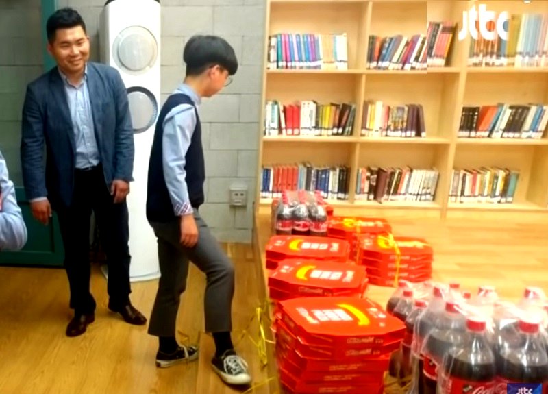 An entire middle school in South Korea was recently treated to a ridiculous amount of pizza as a reward for a kind act by two of its students.