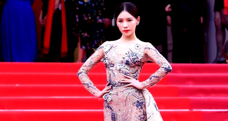 Actress Shi Yanfei Refuses to Stop Posing for Photos After Being Asked to Leave Red Carpet