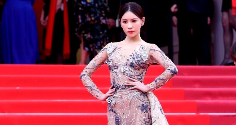 Actress Shi Yanfei Refuses to Stop Posing for Photos After Being Asked to Leave Red Carpet