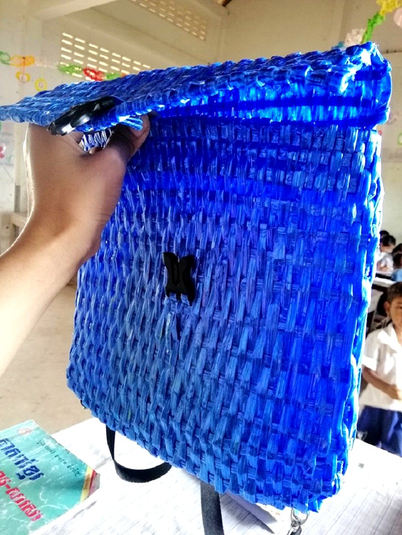 A Cambodian father has gone viral online for his amazing creativity and heartwarming gesture when he created a bag for his son out of raffia string because he couldn’t afford to buy him a new one.