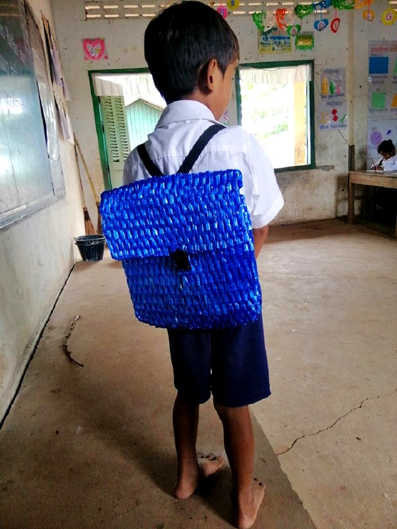 A Cambodian father has gone viral online for his amazing creativity and heartwarming gesture when he created a bag for his son out of raffia string because he couldn’t afford to buy him a new one.