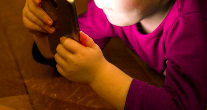 Toddler Gets Extreme Nearsightedness After Parents Allow Smartphone Addiction