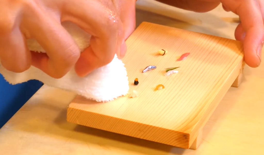 For those who want to try a bit of sushi but only have a very small appetite can head over to Takasago Sushi in Japan for their micro eight piece nigiri sushi set.