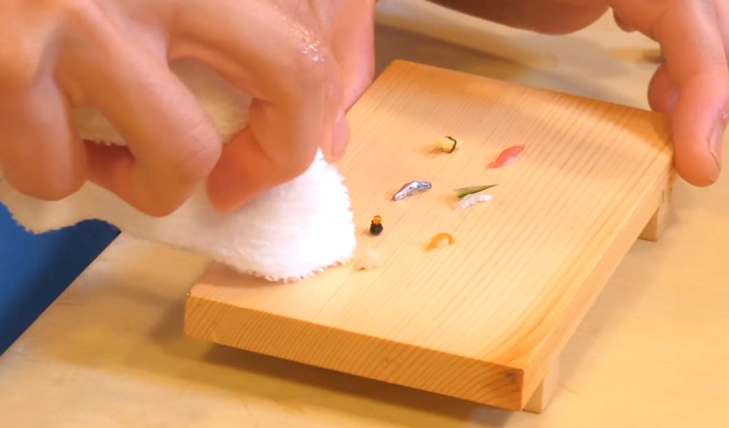 For those who want to try a bit of sushi but only have a very small appetite can head over to Takasago Sushi in Japan for their micro eight piece nigiri sushi set.