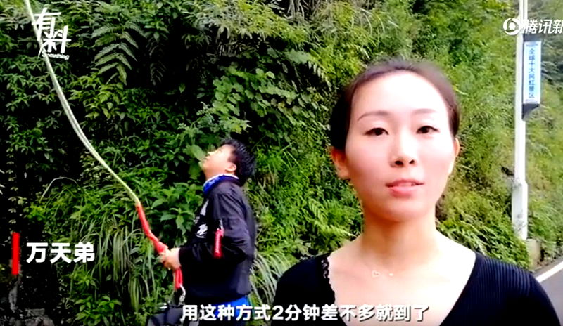 A Chinese theme park employee from Chongqing city has wowed netizens online for her unusual delivery method which involves her bungee-jumping to her destination to cut down on time.