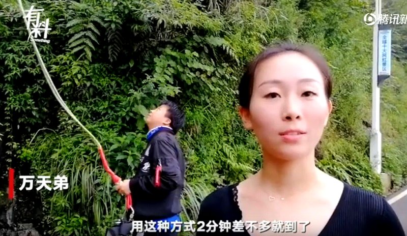 A Chinese theme park employee from Chongqing city has wowed netizens online for her unusual delivery method which involves her bungee-jumping to her destination to cut down on time.