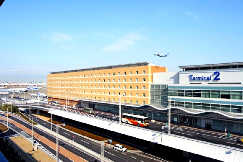 The Haneda Excel Hotel Tokyu, which is connected to the Haneda International Airport in Tokyo, has just unveiled a room equipped with a huge flight simulator as a form of entertainment for guests who want to experience what’s it like to be a pilot.