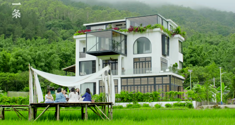 7 Chinese Girlfriends Buy Huge House Where They Will Retire and Die Together