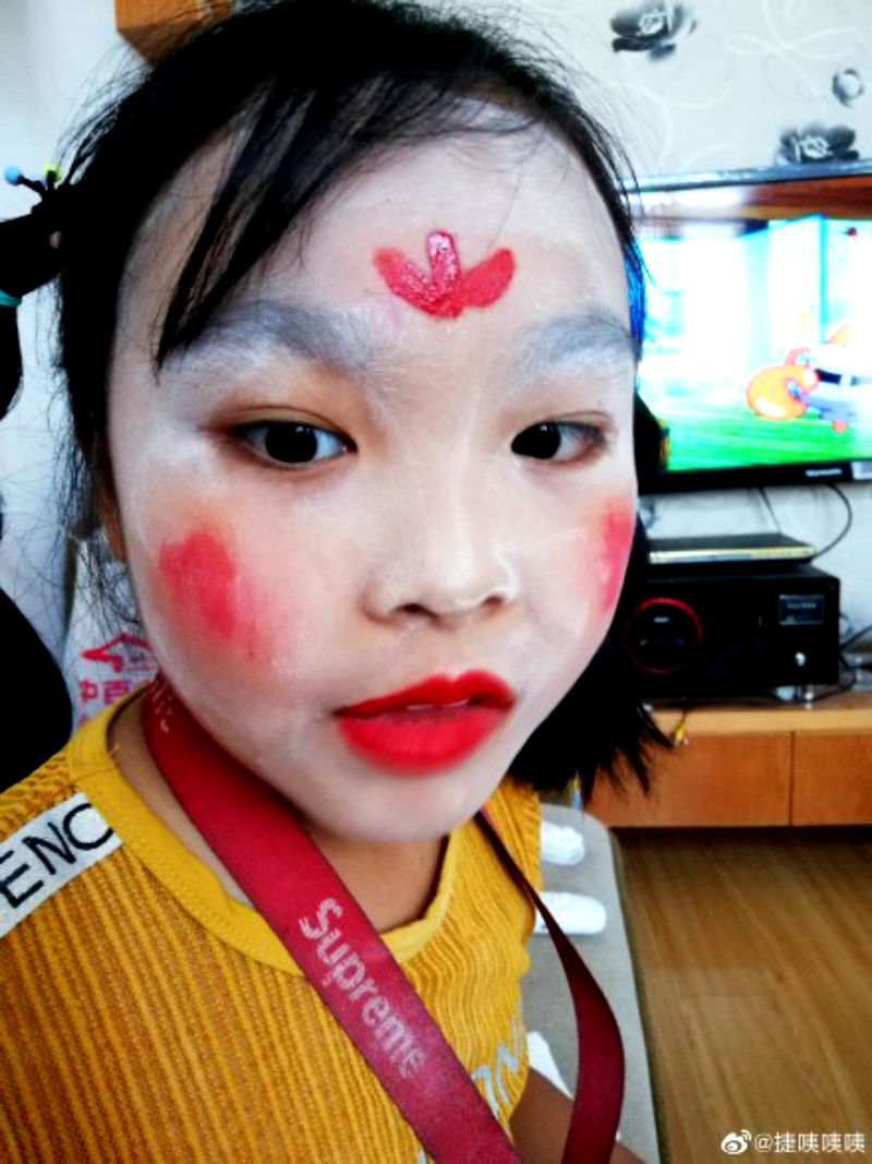 Following the release of Disney’s trailer for its live-action remake of “Mulan,” fans all over the world have begun recreating the image of the titular Chinese heroine — with particular attention to her traditional beauty.