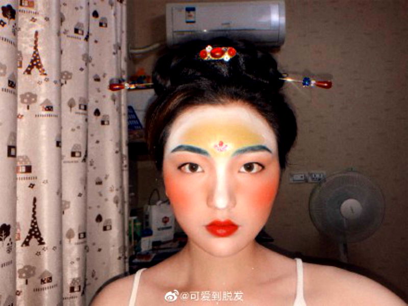 Following the release of Disney’s trailer for its live-action remake of “Mulan,” fans all over the world have begun recreating the image of the titular Chinese heroine — with particular attention to her traditional beauty.