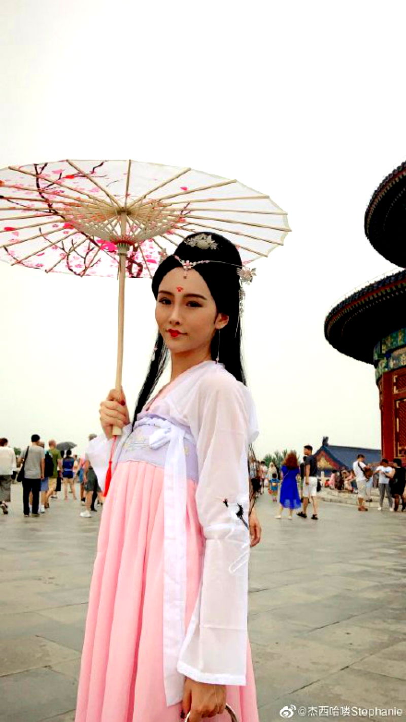 Following the release of Disney’s trailer for its live-action remake of “Mulan,” fans all over the world have begun recreating the image of the titular Chinese heroine — with particular attention to her traditional beauty.