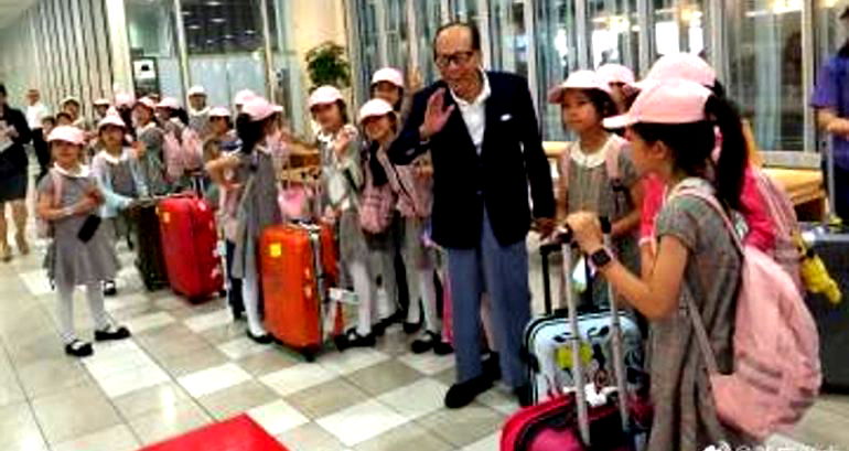 Hong Kong’s Richest Man Pays $120,000 for Students’ Trip to Japan After Meeting at the Airport