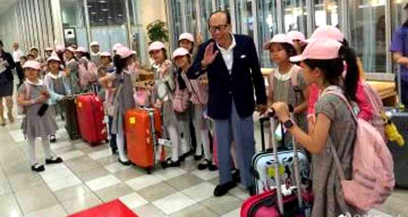 Hong Kong’s Richest Man Pays $120,000 for Students’ Trip to Japan After Meeting at the Airport