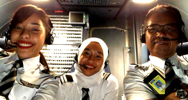 Malaysian Pilot Leaves 40-Year Career to Fly With His 2 Pilot Daughters at Another Airline