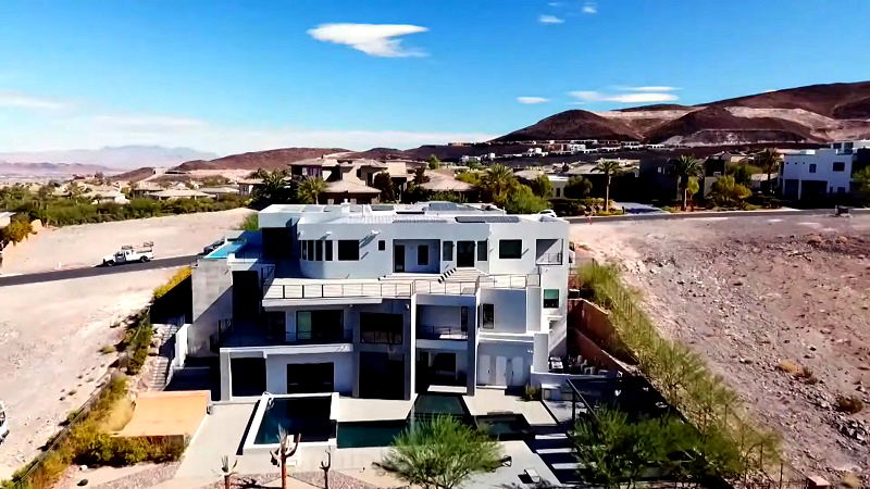 Fans of Reality TV shows and popular DJ, Steve Aoki, are in luck as the Japanese American artist has recently opened the doors to reveal the amazing interior of his Las Vegas, Nevada mansion.