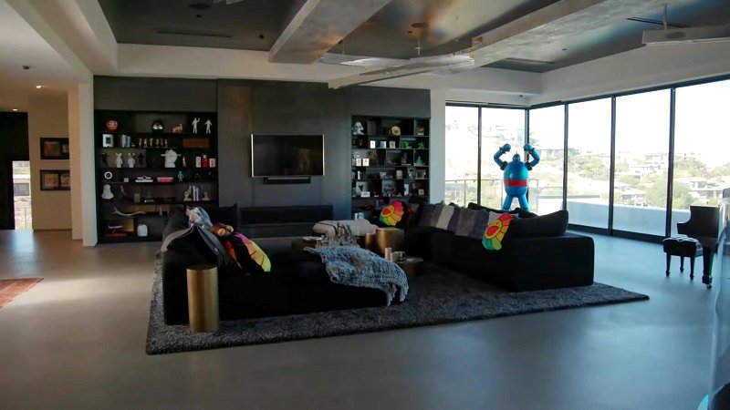 Fans of Reality TV shows and popular DJ, Steve Aoki, are in luck as the Japanese American artist has recently opened the doors to reveal the amazing interior of his Las Vegas, Nevada mansion.